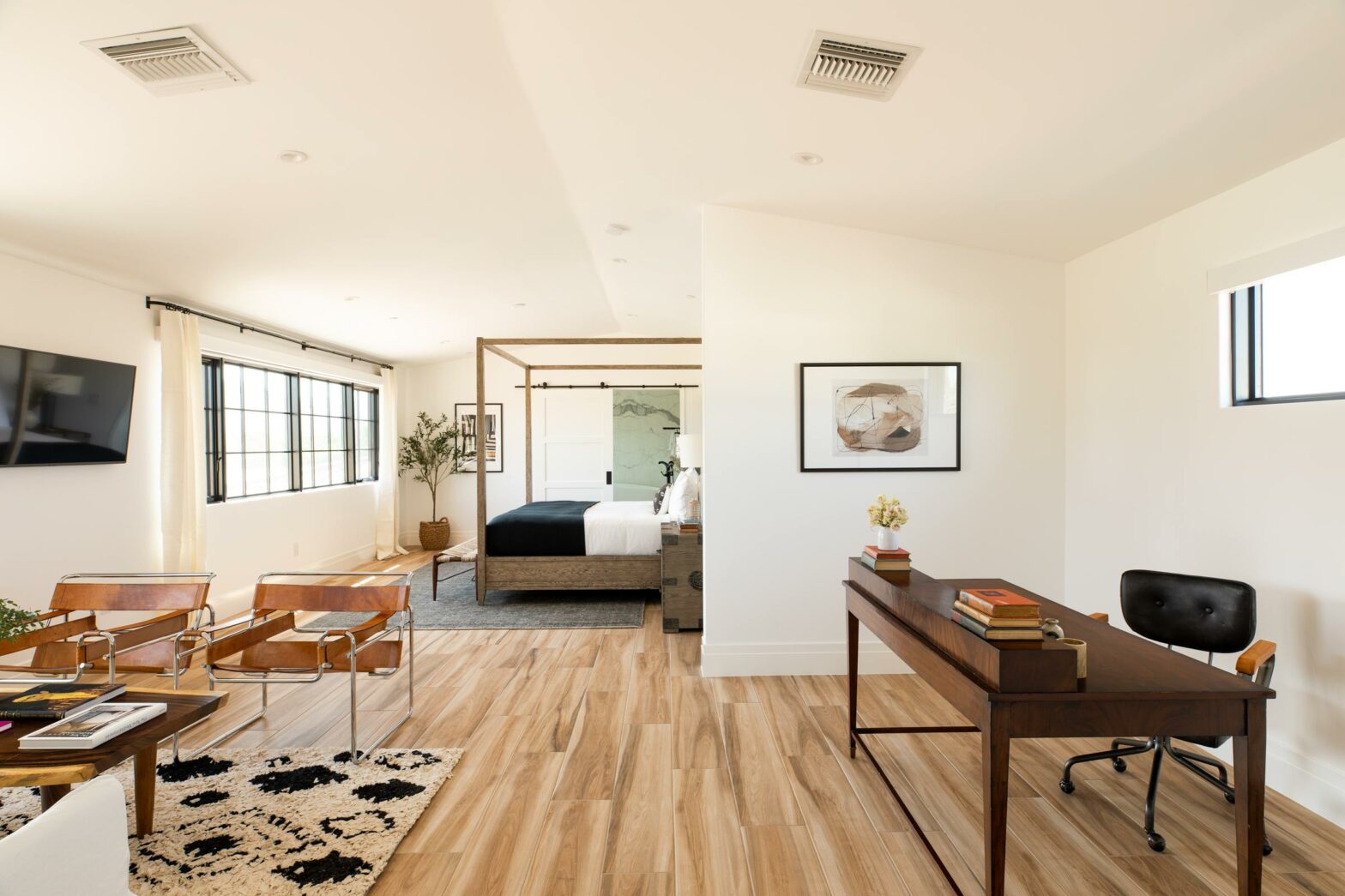 Master bedroom with desk at AvantStay's Cavallo Ranch