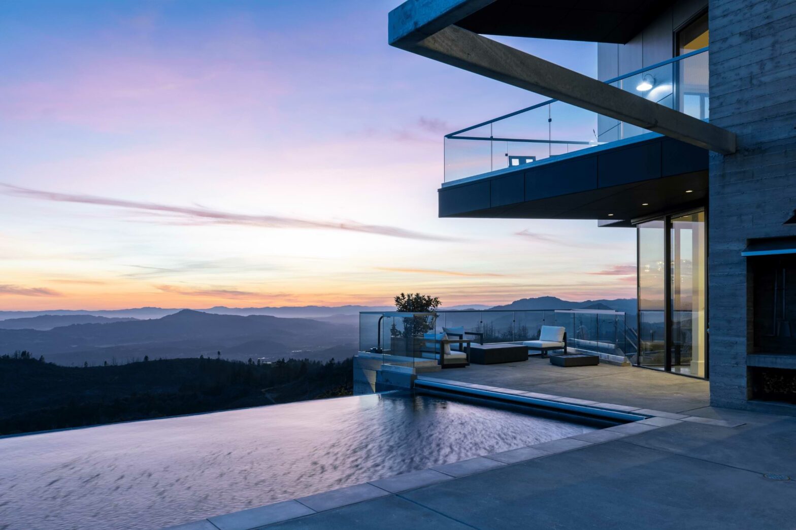 Vacation home with a pool and views of the mountains in Sonoma