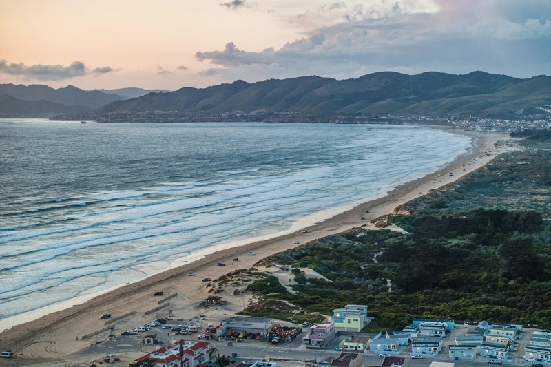 long sand trail of blue sea shore coast making this a good pismo beach airbnb stay